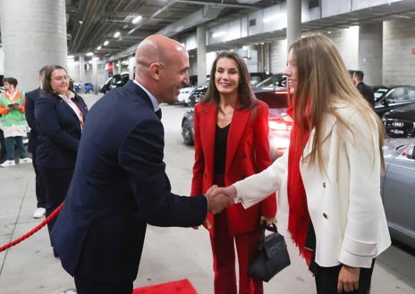 Imagen secundaria 1 - La Reina Letizia y la Imfamta Sofía celebran la victoria de la Selección española