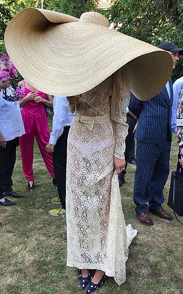 La modelo y actriz Emma Leth en su boda con una impresionante pamela de Jacquemus.
