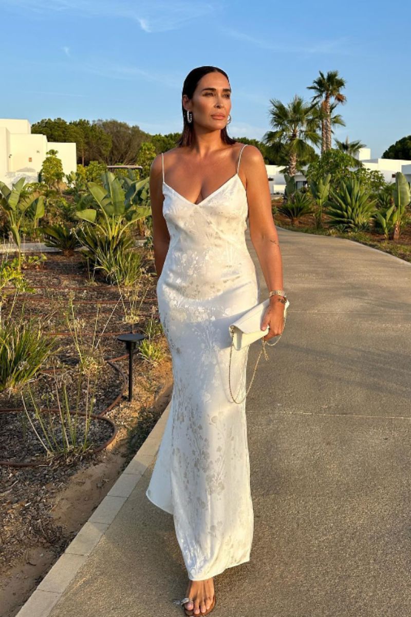 Recientemente ha asistido al enlace de Luis Bergel en Sotogrande, y para acudir a la preboda decidió customizar uno de los vestidos de novia de su propia firma y acertó de pleno. Un diseño de crepé que caía con sutileza y se ajustaba a su figura resaltando además su bronceado.