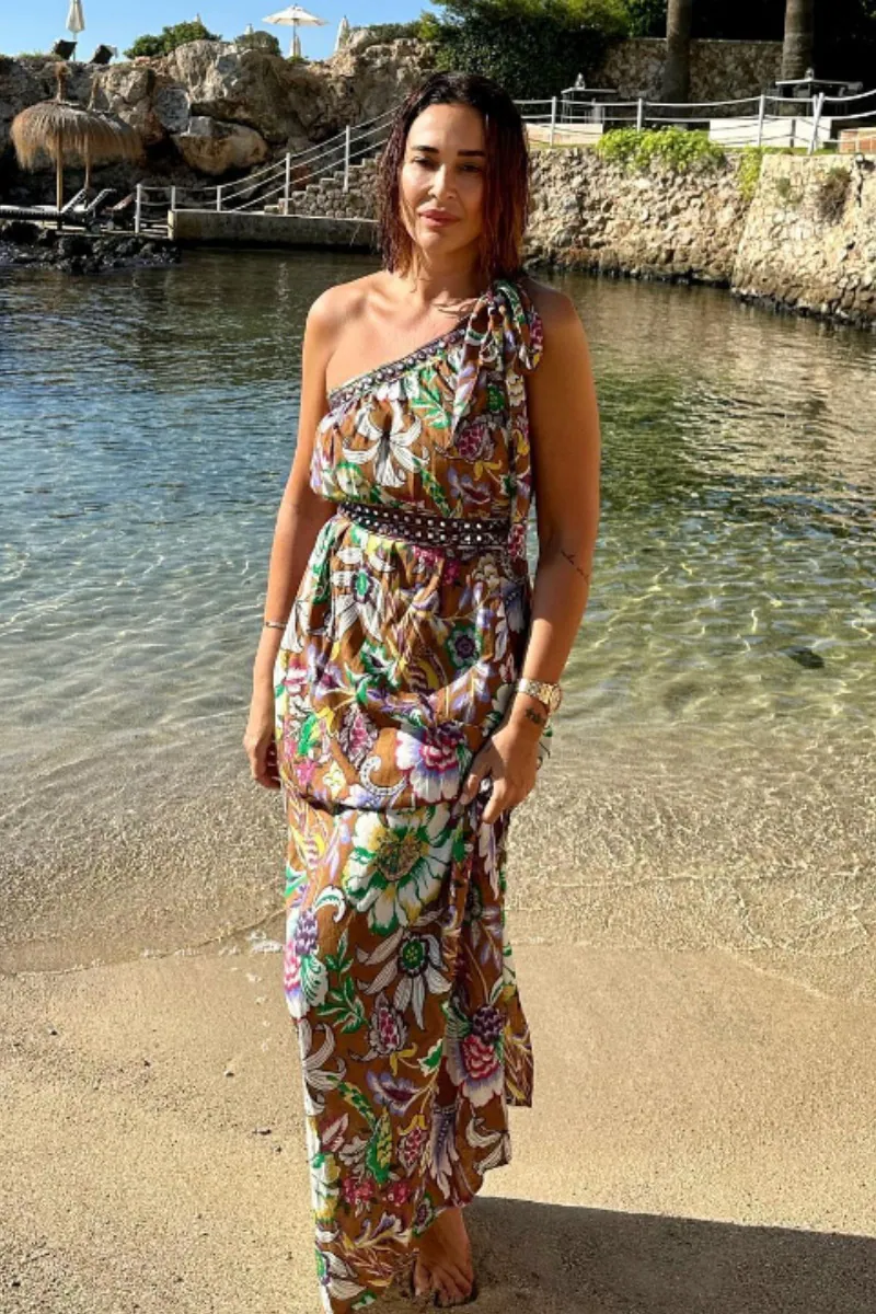 En su escapada a Mallorca no podía faltar un vestido de aires hippies cuya paleta de color resulta perfecta para dar un toque de alegría a los estilismos de verano. y que se viralizó a las pocas horas de ser publicada la imagen.