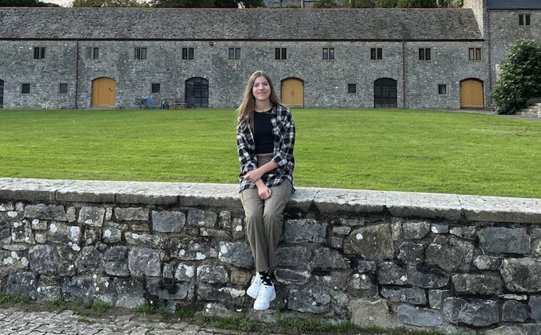 Imagen principal - Una de las primeras imágenes de la Infanta en Gales. Y la Infanta Sofía junto a la Reina Letizia durante la final del Mundial de fútbol femenino