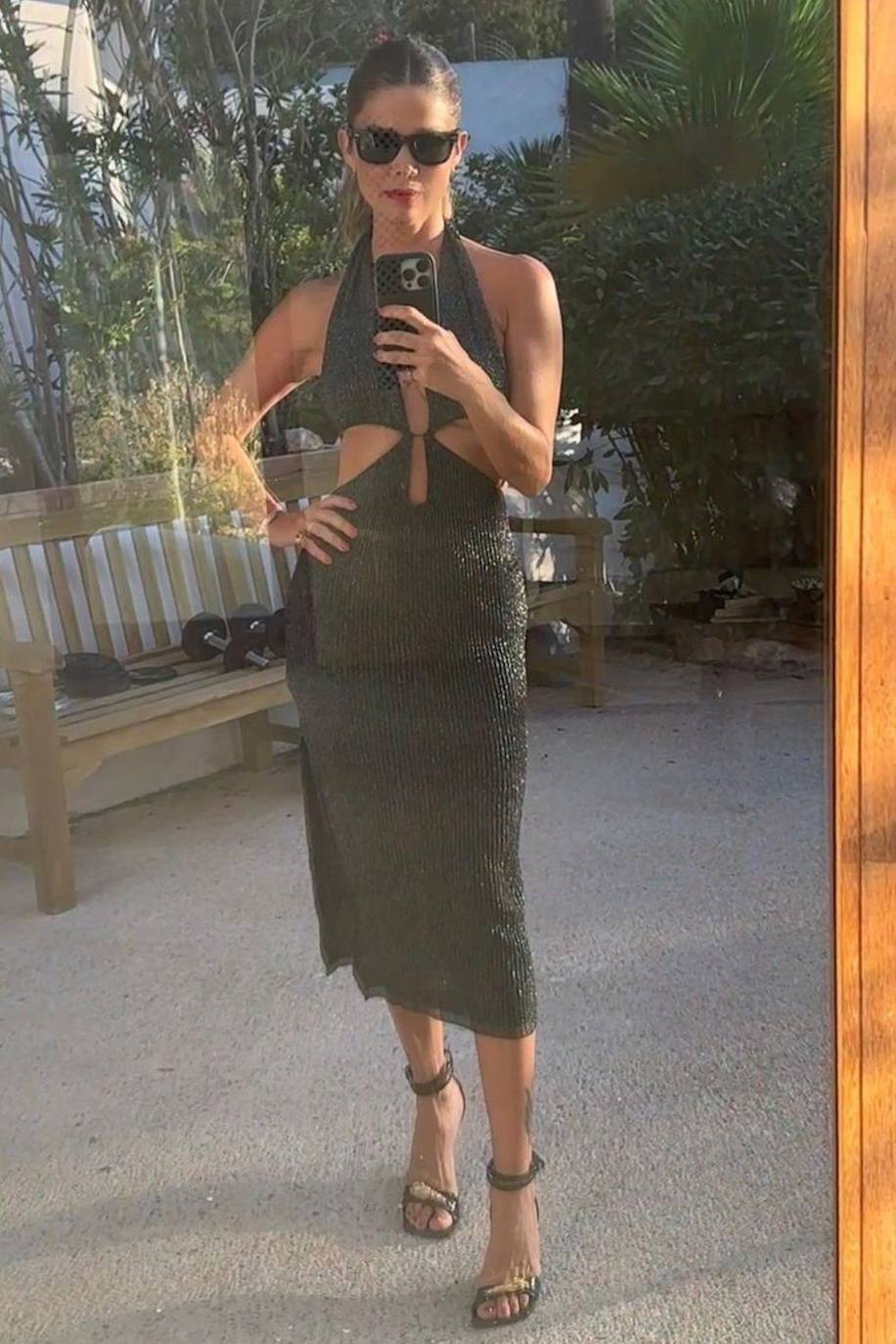Juana Acosta pasó unos días en Ibiza y llevó un vestido 'cut out' en tonos metalizados. 