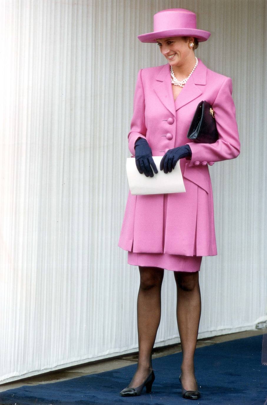 Estilo 'barbiecore', con un traje de falda y chaqueta de levita combinado con un sombrero del mismo tono y unas medias de cristal negras. 