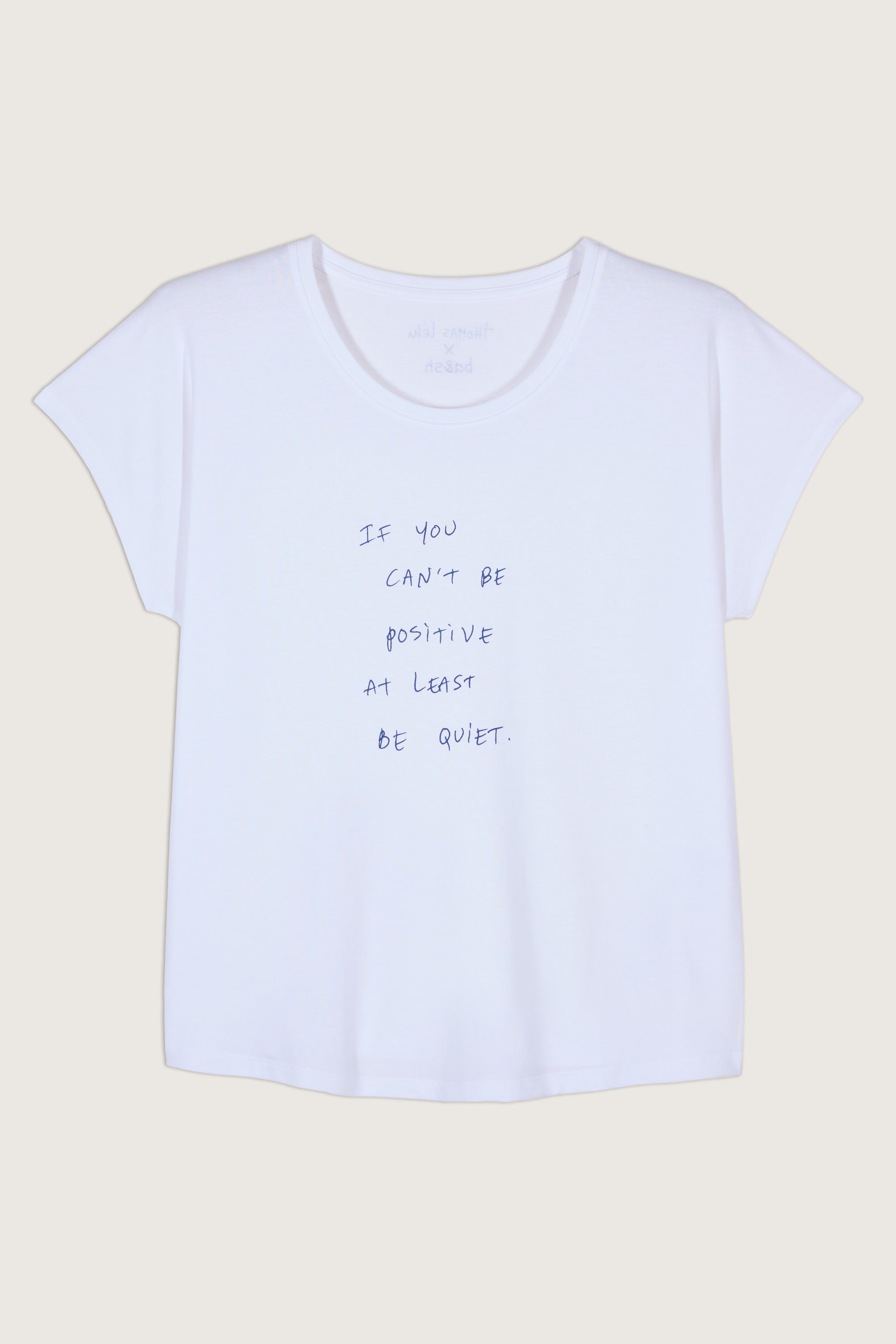 Original y diferente. Como si estuviera escrito con boli Bic, esta camiseta de Ba&sh debería estar en todos los vestidores. 'Si no puedes ser positivo, al menos estate callada'. Está fabricado en algodón cuyas fibras proceden de la agricultura ecológica. Su precio es de 75 euros.