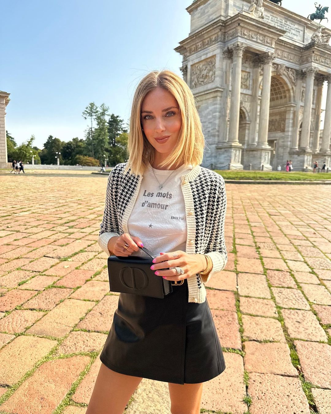 La influencer italiana Chiara Ferragni colecciona este tipo de camisetas y se ha dejado ver luciendo algunas con grandes mensajes. Recientemente en Milán con esta, que luce junto con una falda de polipiel y una rebequita bicolor, donde se lee: Les mots d'amour; palabras de amor.