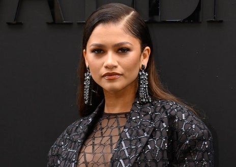Imagen secundaria 1 - Zendaya en la Fashion Week de Paris.