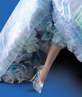 Imagen secundaria 2 - Giovanna Engelbert, directora creativa global de Swarovski junto al zapato hecho realidad de Cenicienta