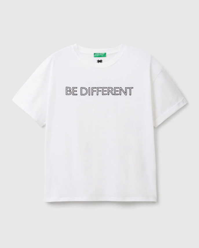 'Be different', un básico para lucir con una blazer y pantalón a juego. Disponible en Benetton por 12,95 euros.