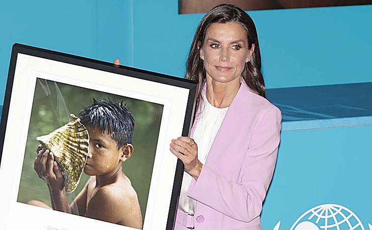 Imagen principal - La Reina ha elegido un traje nuevo de color rosa que ha combinado con zapatos destalonados con tacón bajo en tono nude, melena suelta y maquillaje en rosa. 