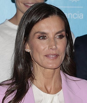 Imagen secundaria 2 - La Reina ha elegido un traje nuevo de color rosa que ha combinado con zapatos destalonados con tacón bajo en tono nude, melena suelta y maquillaje en rosa. 