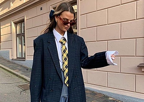 Imagen secundaria 1 - Se puede combinar la corbata mezclando estilos y estampados. 