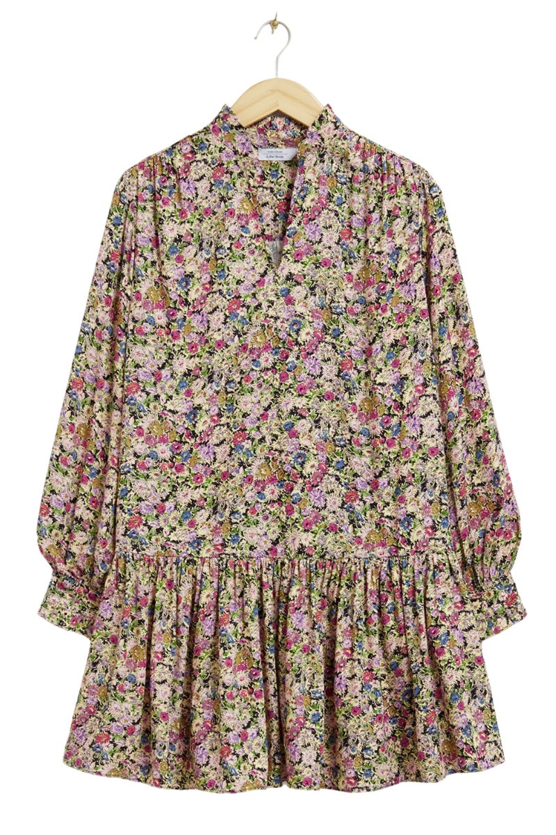 &Other Stories: vestido blanco de corte camisero con estampado de flores, cuello mao y un volante en el bajo. Perfecto para llevar con botas cowboy y una cazadora vaquera o una blazer si se busca un resultado más sofisticado. Precio: 89€.