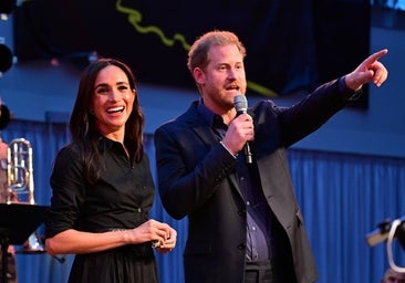 Meghan Markle, reina de las tendencias con un vestido camisero negro que puedes copiar