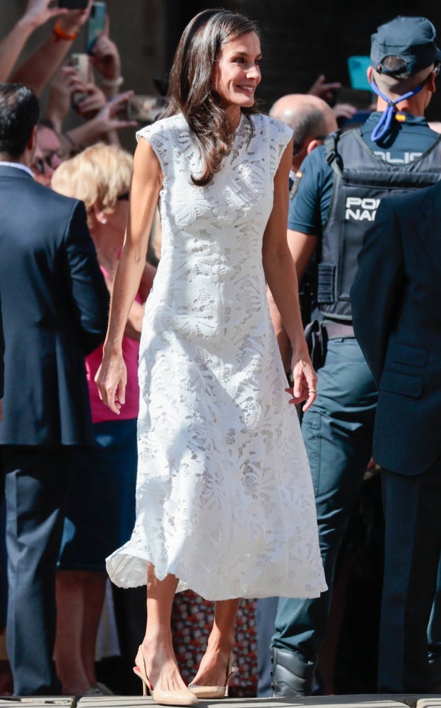 La Reina Letizia, con un vestido blanco de Sfera.