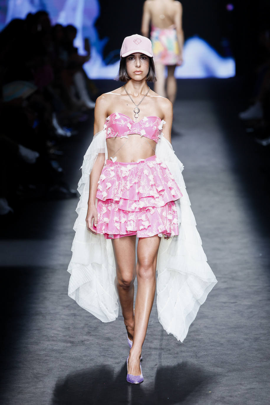 Desfile de Paloma Suárez en la MBFWMadrid primavera-verano 2024. Las modelos han desfilado con gorras a juego con sus diseños. 