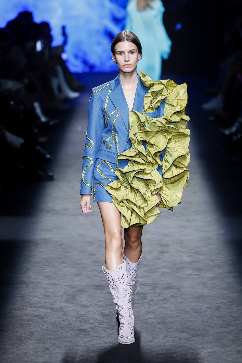 Desfile de Paloma Suárez en la MBFWMadrid primavera-verano 2024. La canaria propone una colección que hará las delicias del 'street style' con diseños tan llamativos como este con volantes y bordados. 