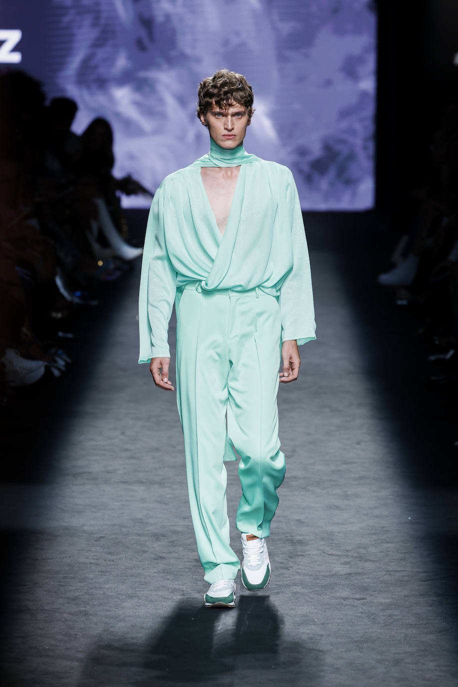 Desfile de Paloma Suárez en la MBFWMadrid primavera-verano 2024. Una de las propuestas masculinas de Paloma Suárez: un conjunto de blusa abierta y pantalón ancho en color verde menta. 