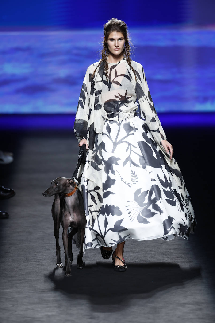 Desfile de Ynésuelves en la MBFWMadrid primavera-verano 2024. Bonito vestido con un llamativo estampado floral negro. 