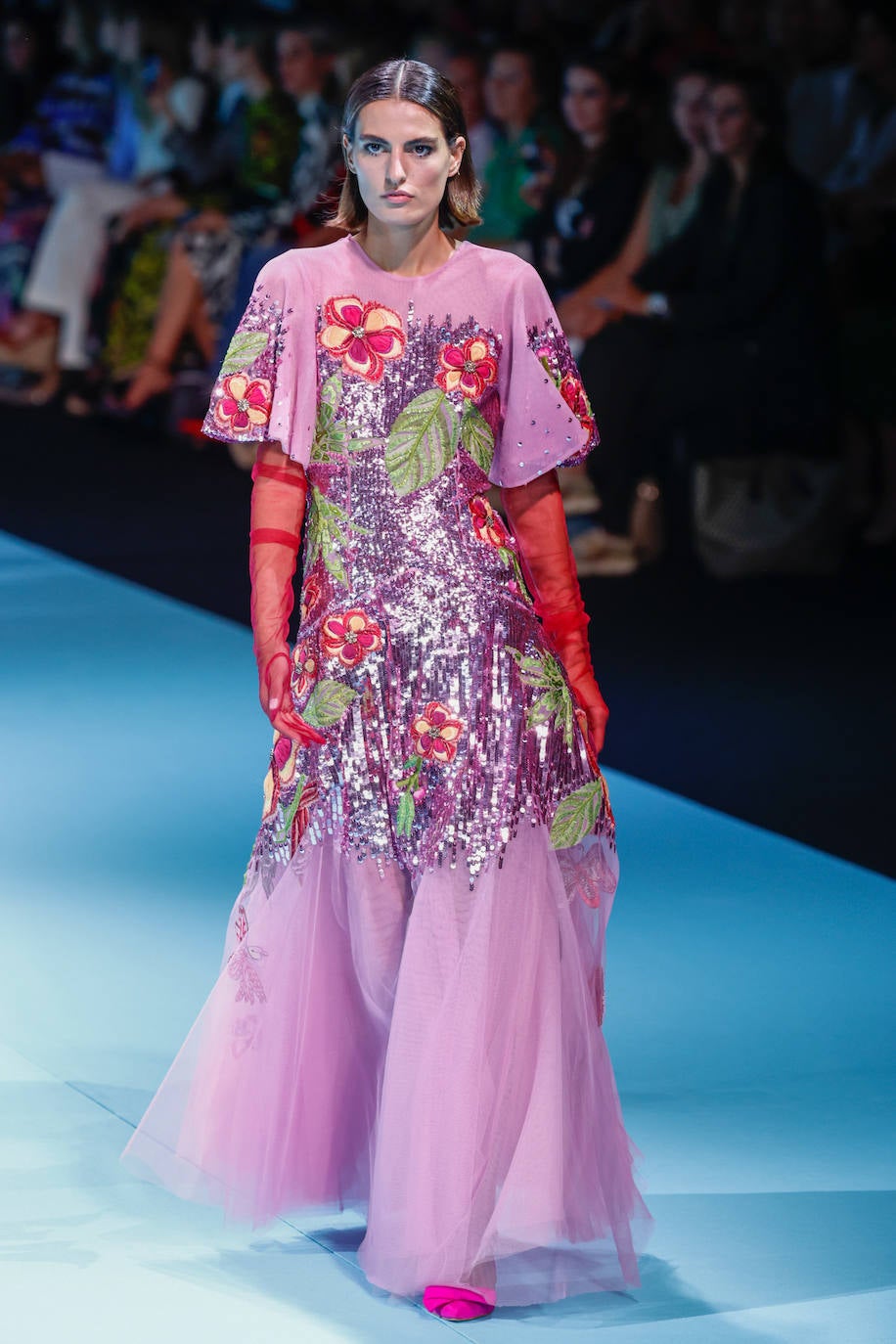 Desfile de Jorge Vázquez en la MBFWMadrid 2023. La pedrería y las lentejuelas destacan por su carácter étnico. 