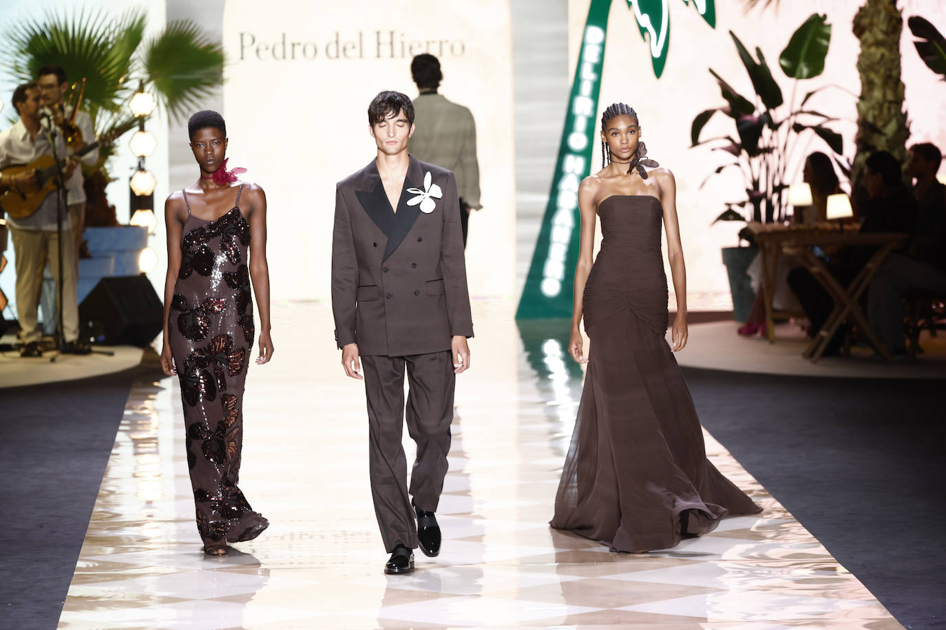 Desfile de Pedro del Hierro en la MBFWMadrid 2023. La línea masculina comparte códigos con la femenina.