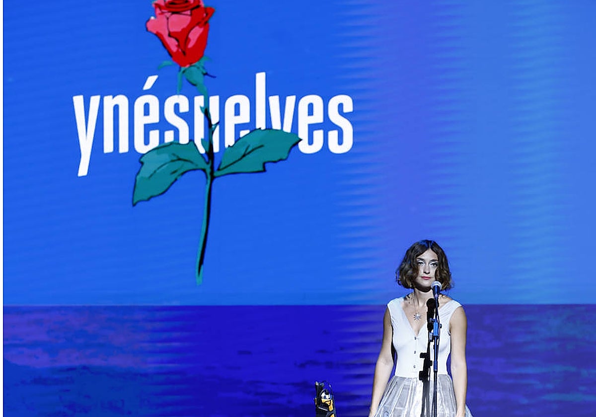 La marca maddrileña Ynésuelves presenta sus propuestas para la primavera y el verano 2024 en la MBFWMadrid, inaugura el desfile Lourdes, cantante de Russian Red.