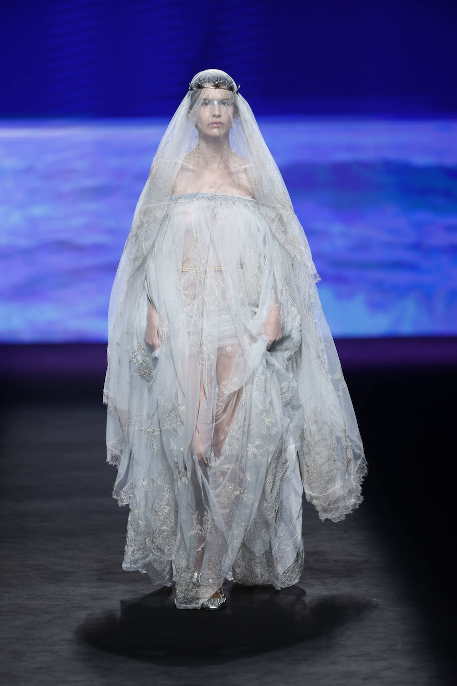 Desfile de Ynésuelves en la MBFWMadrid primavera-verano 2024.  La marca ha jugado con las texturas y los tejidos, presentando una amplia gama de propuestas como este tul con bordados. 