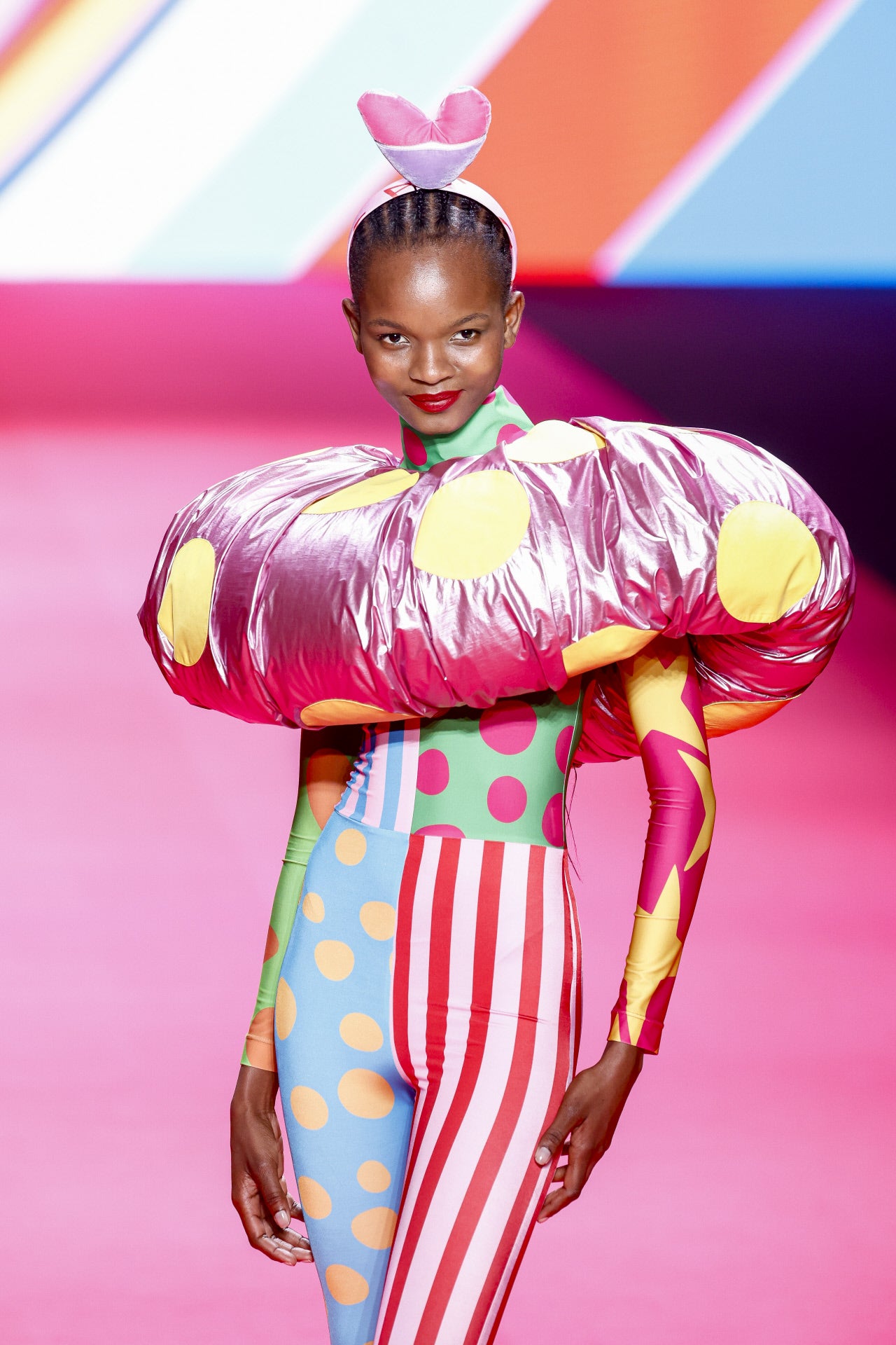 Desfile de Ágatha Ruiz de la Prada en la MBFWMadrid primavera-verano 2024. Los diseños voluminosos como ese tuvieron también protagonismo en la pasarela.
