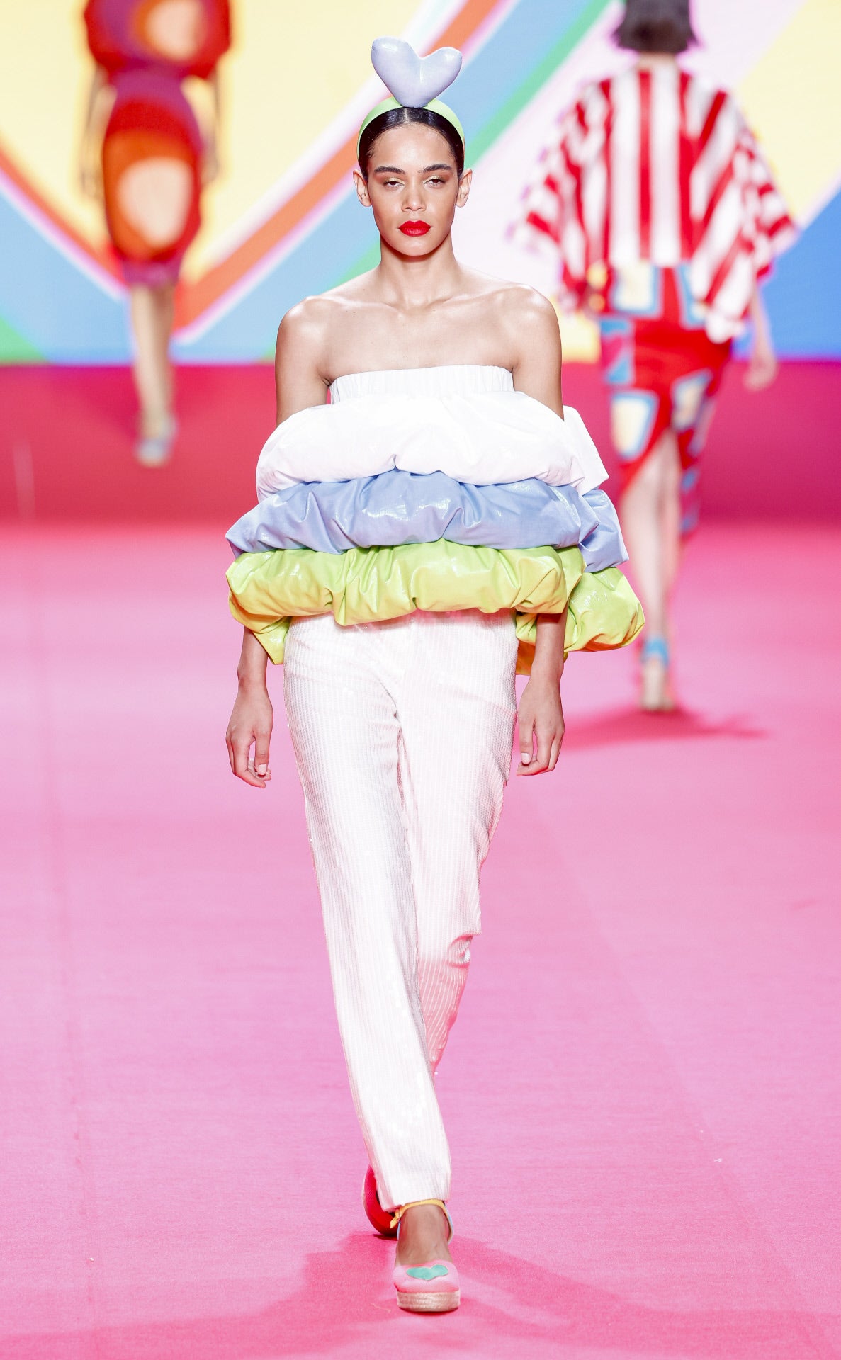 Desfile de Ágatha Ruiz de la Prada en la MBFWMadrid primavera-verano 2024. Hay varios monos en la colección, pero ninguno tan voluminoso como este. La parte del pantalón podría decirse que fue la más minimalista del desfile.