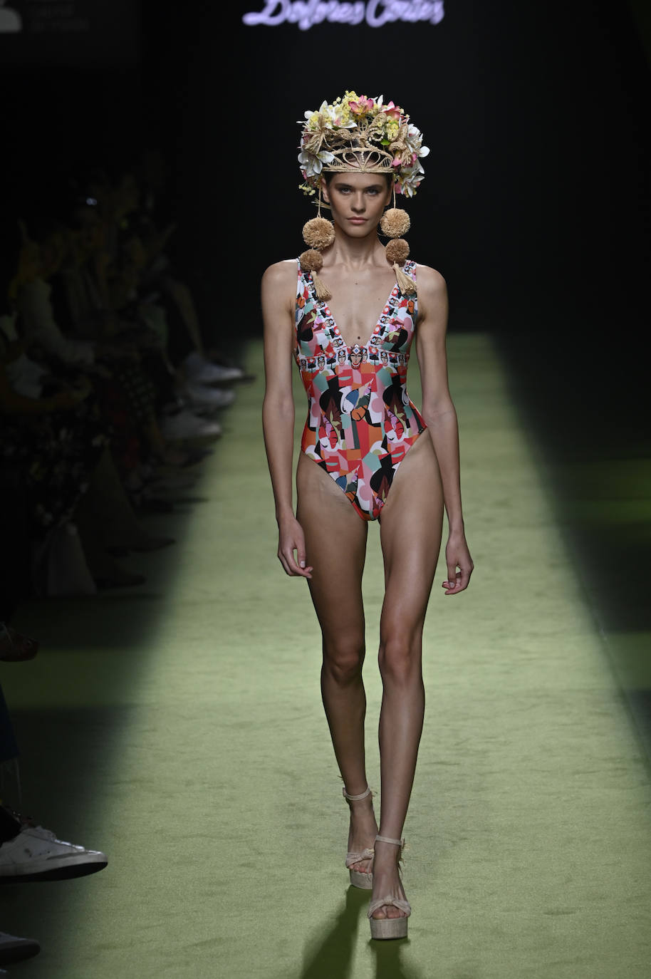 Desfile de Dolores Cortés en la MBFW23. Los grandes tocados repletos de flores han cobrado protagonismo en la pasarela. 
