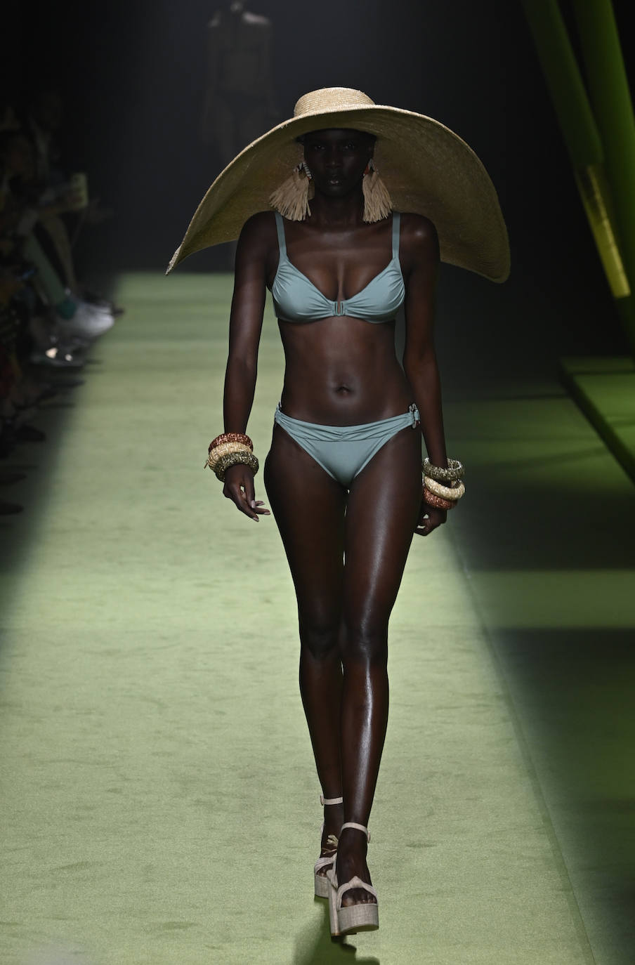 Desfile de Dolores Cortés en la MBFW23. Se ha visto un contraste entre los colores de los diseños y los accesorios. 