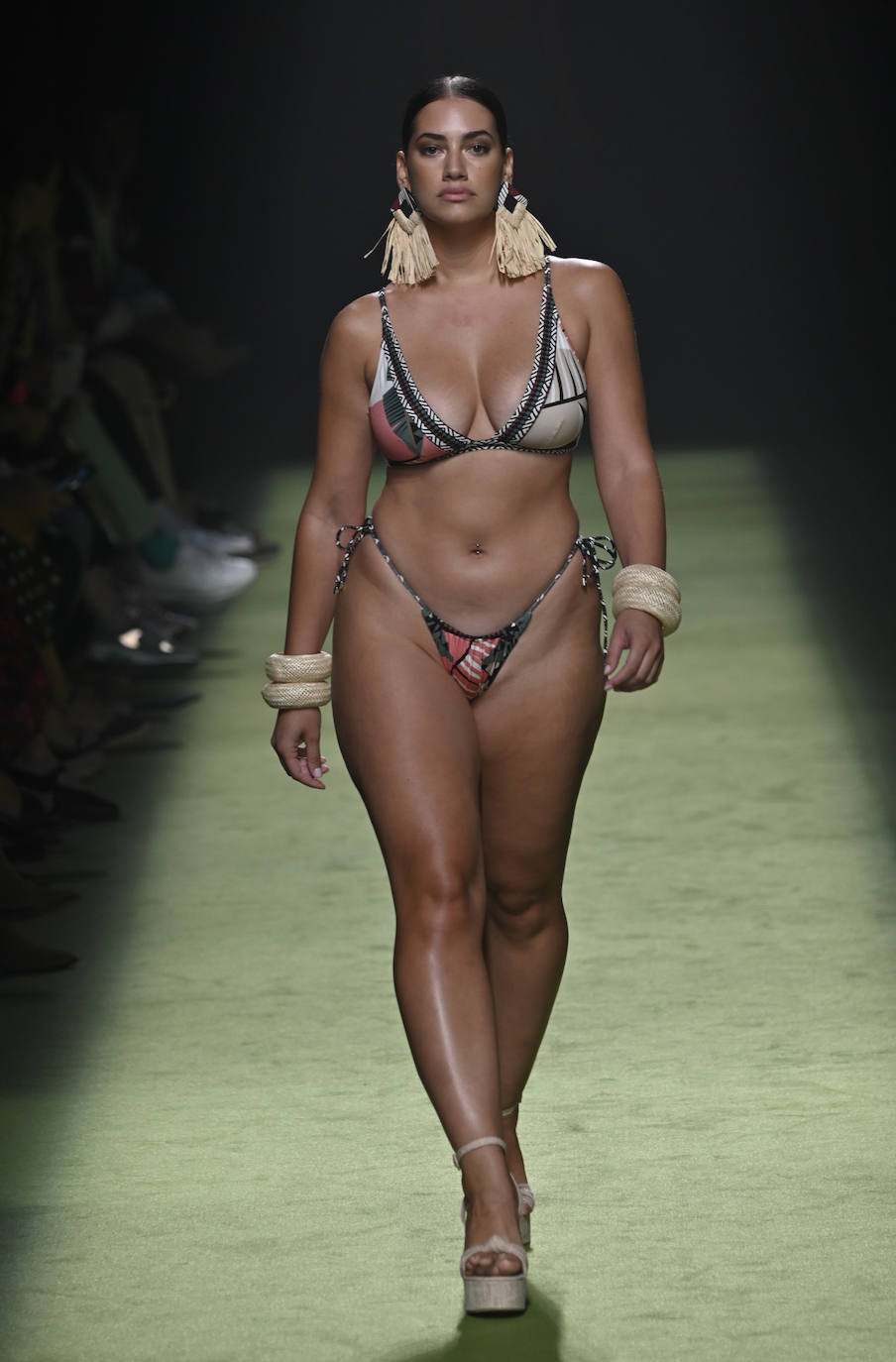 Desfile de Dolores Cortés en la MBFW23. Los accesorios de rafia se han combinado con las prendas. 