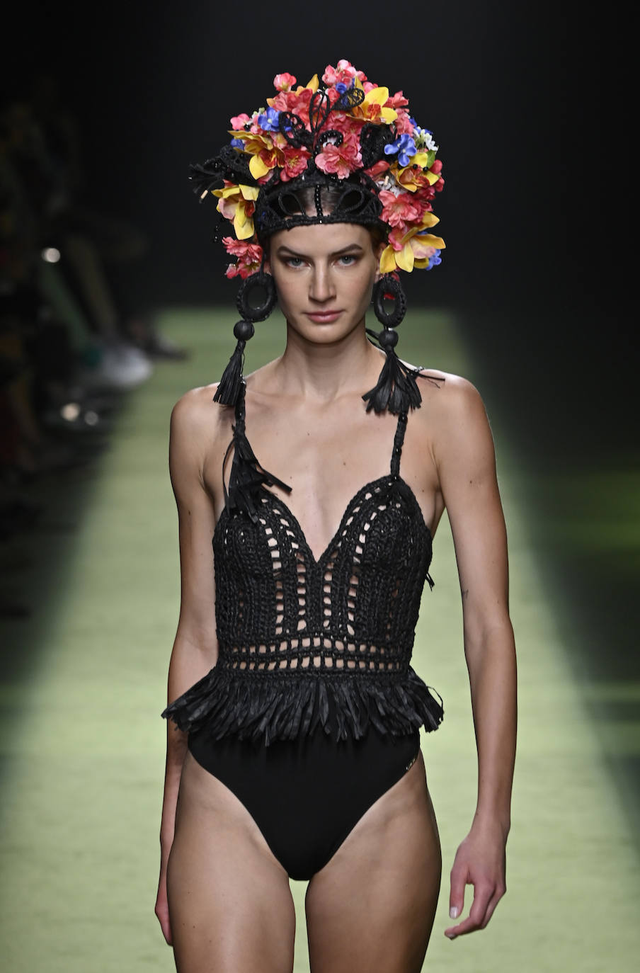 Desfile de Dolores Cortés en la MBFW23. Los tonos básicos como el negro siempre son un acierto. 