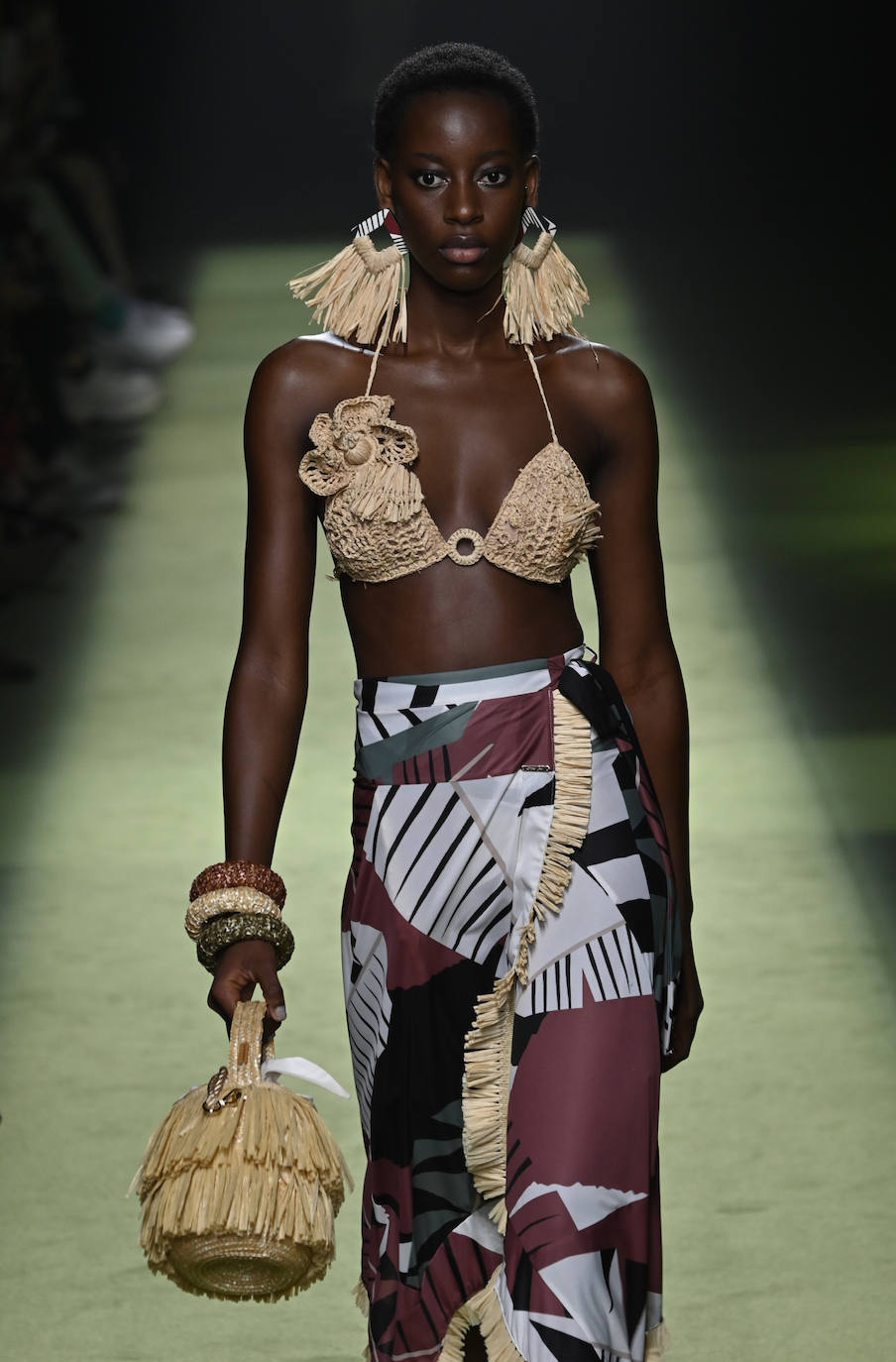 Desfile de Dolores Cortés en la MBFW23. Las tonalidades naturales, elemento principal.