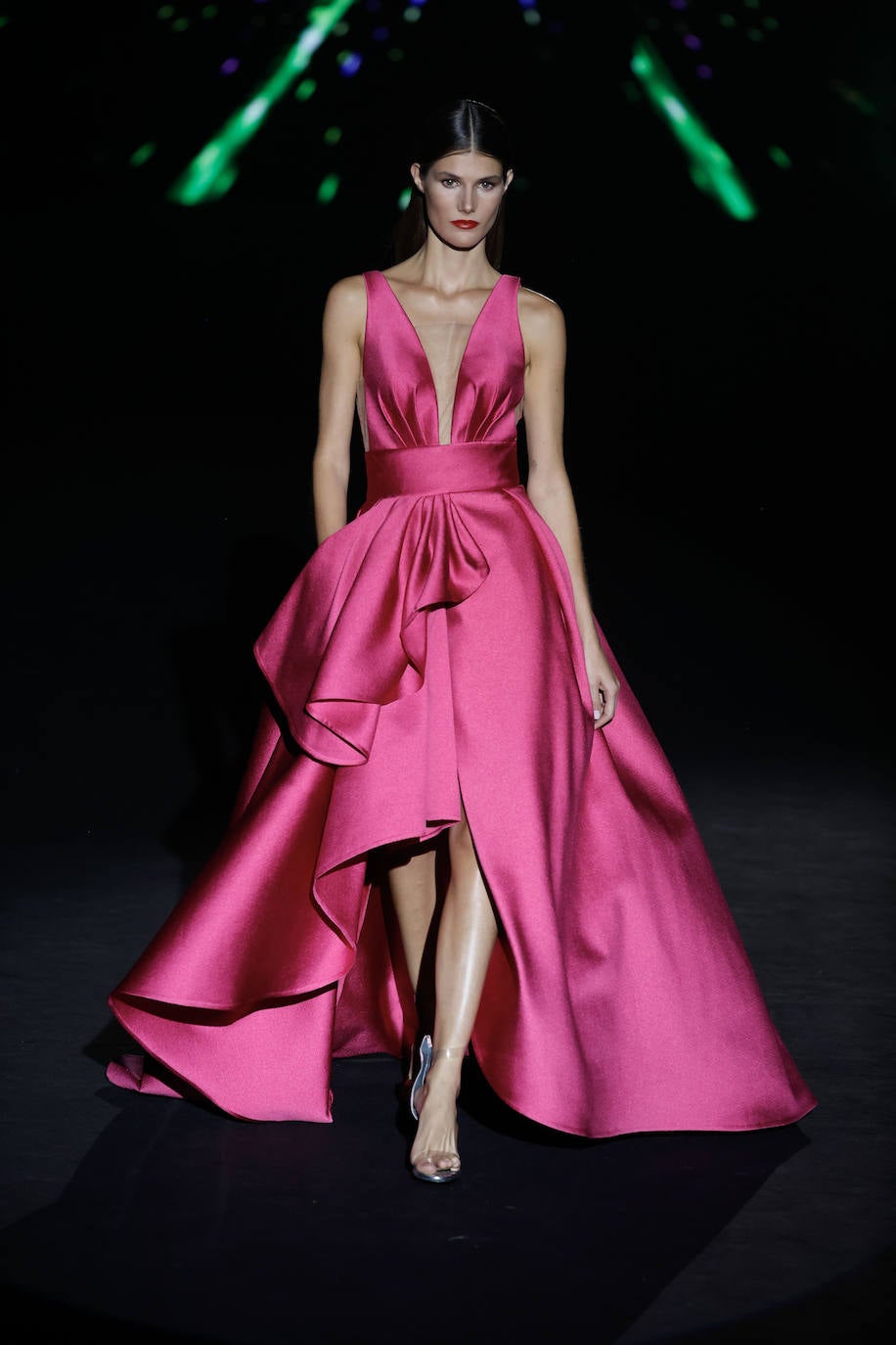 Desfile de Hannibal Laguna en la MBFWMadrid 2023. Tonos llamativos y los vestidos con volúmenes y sobrecapas.  