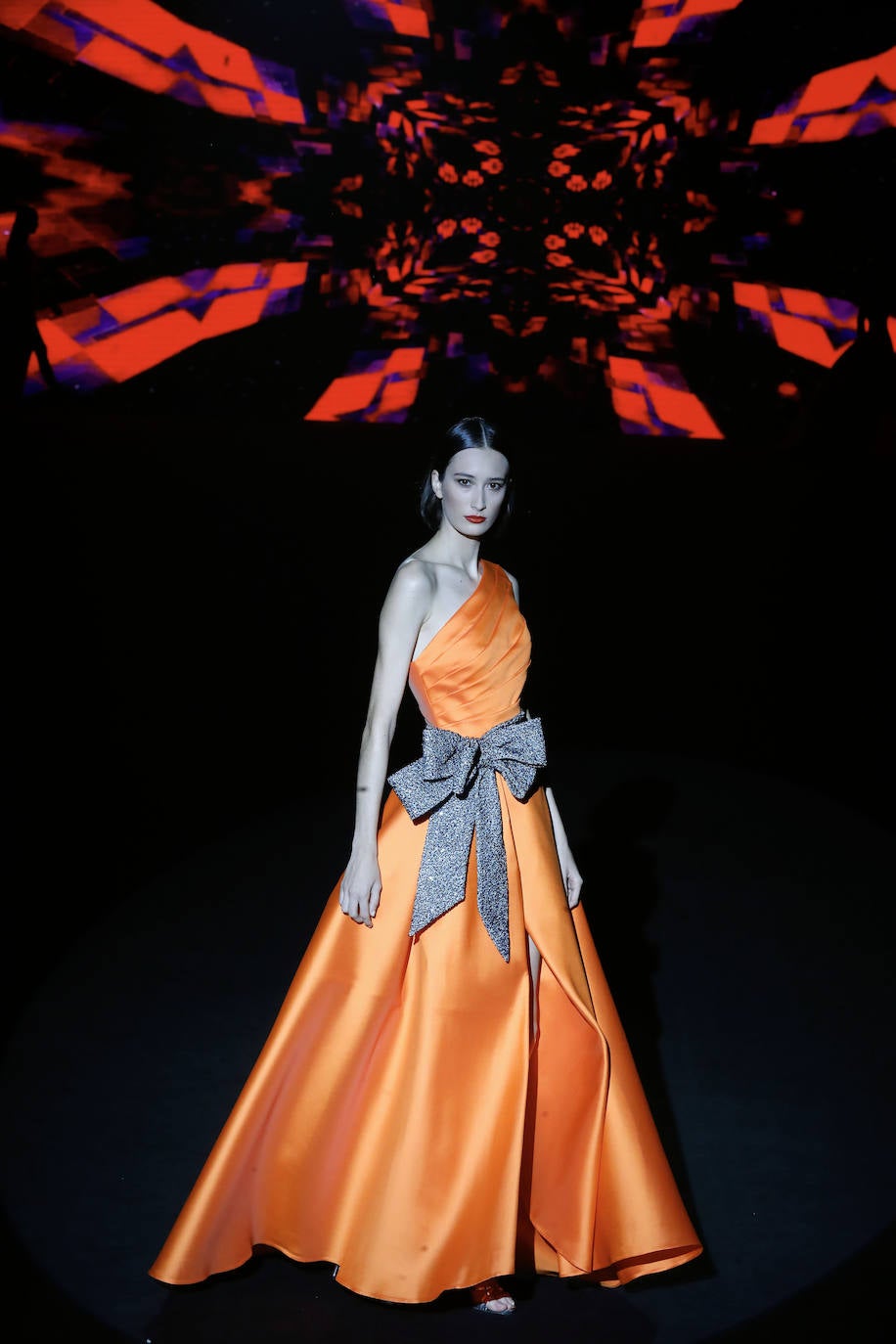 Desfile de Hannibal Laguna en la MBFWMadrid 2023. El naranja efervescente, protagonista absoluto de la pasarela. 
