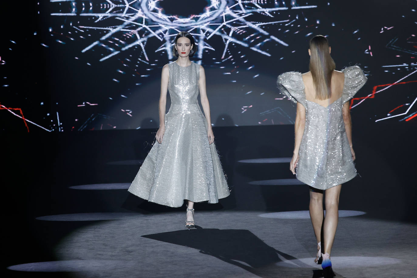 Desfile de Hannibal Laguna en la MBFWMadrid 2023. Piezas brillantes en la pasarela. 