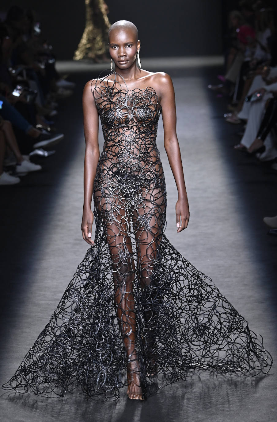 Desfile de Isabel Sanchís en la MBFW Madrid Primavera/Verano 2024. Este espectacular y original vestido ha cerrado la colección de la valenciana. 