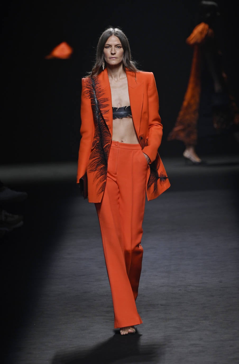 Desfile de Isabel Sanchís en la MBFW Madrid Primavera/Verano 2024. La pluma ha sido protagonista de la colección y ha estado presente en muchas de las prendas como en este traje de chaqueta y pantalón. 