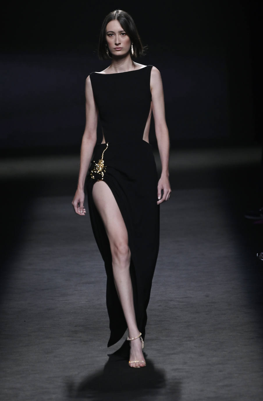 Desfile de Isabel Sanchís en la MBFW Madrid Primavera/Verano 2024. Las modelos han lucido sandalias y zapatos de la firma estadounidense Steve Madden y pendientes de la española Dime que me quieres. 