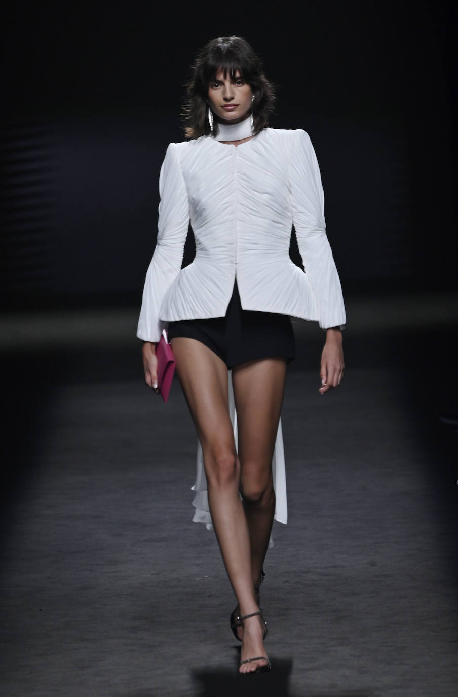 Desfile de Isabel Sanchís en la MBFW Madrid Primavera/Verano 2024. Otra de las características de las propuestas de la firma han sido los grandes volúmenes, como esta camisa que han combinado con unos mini shorts. 