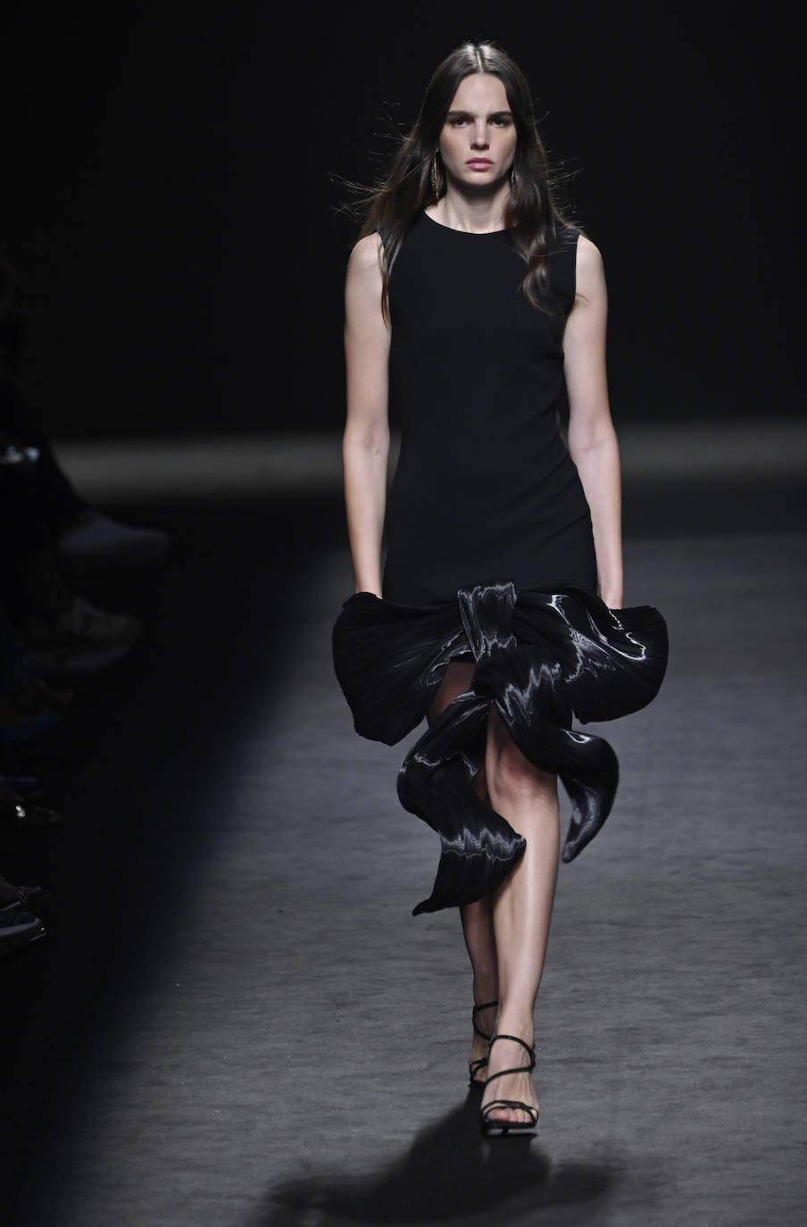 Desfile de Isabel Sanchís en la MBFW Madrid Primavera/Verano 2024. Los volantes también han estado presentes como en este vestido negro. 