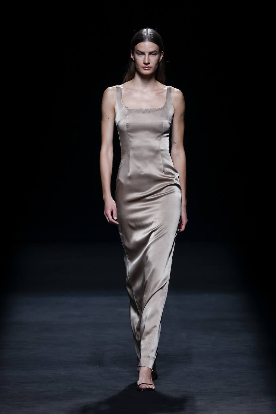 Desfile de Mans en la MBFW Madrid Primavera/Verano 2024. La primera colección de mujer de la firma presenta una selección de vestidos minimalista en tejidos como el satén. 