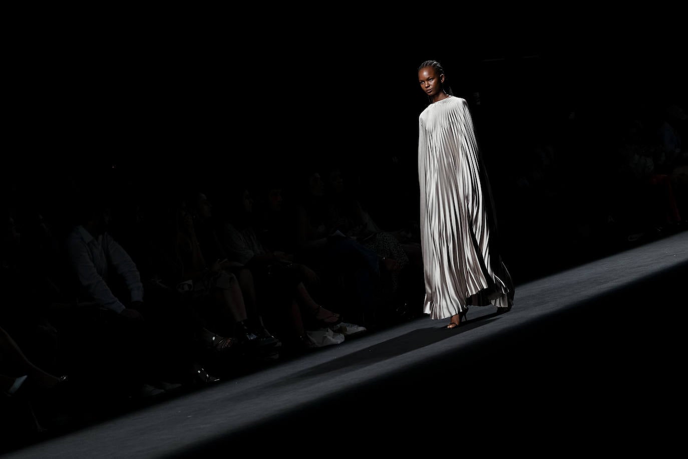 Desfile de Mans en la MBFW Madrid Primavera/Verano 2024. Vestido largo hasta el suelo, una de las propuestas de la marca. 