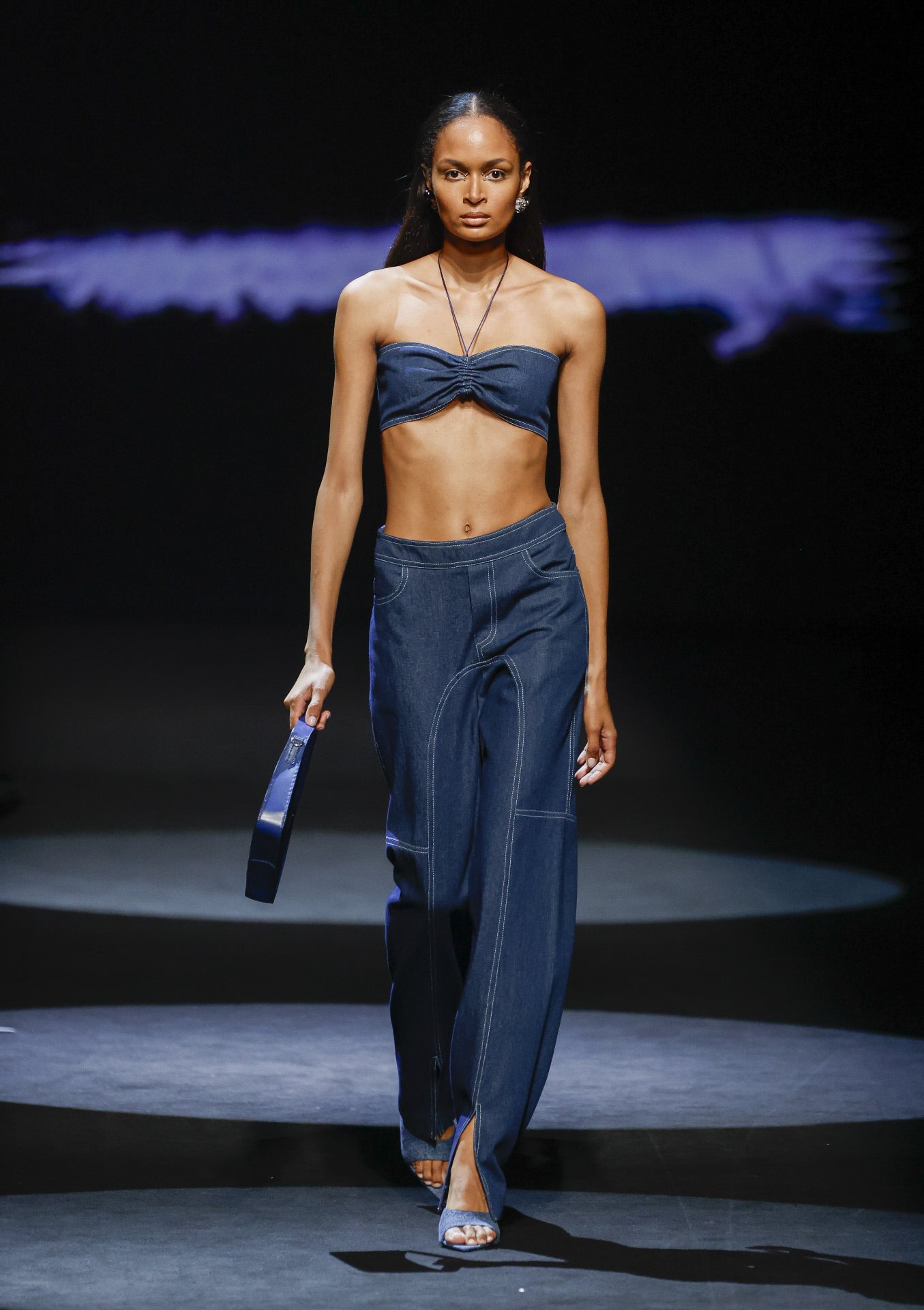 O en conjuntos más sencillos como este dos piezas de pantalón y top. 