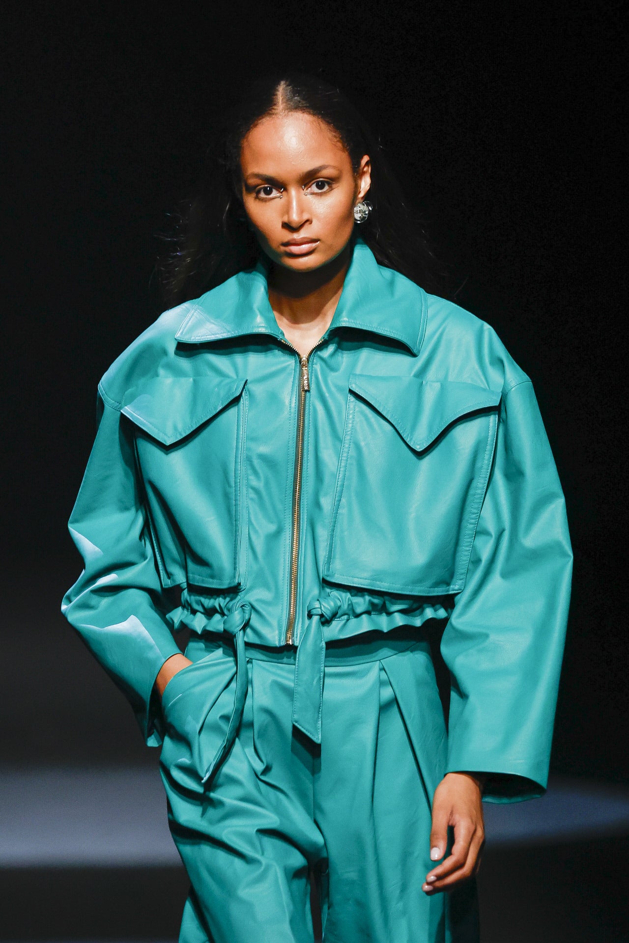 Conjunto de chaqueta y pantalón realizado en piel. 