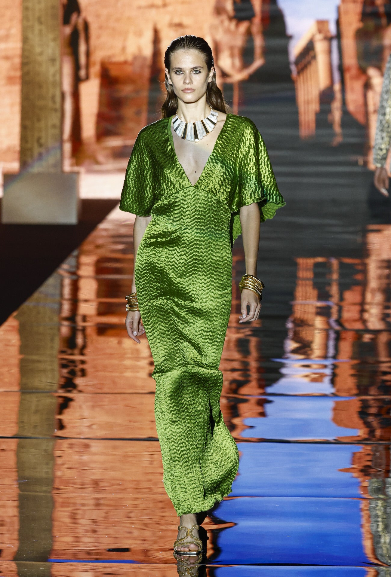 Vestidos con tejidos vaporosos y distintos patrones para realzar la silueta. 