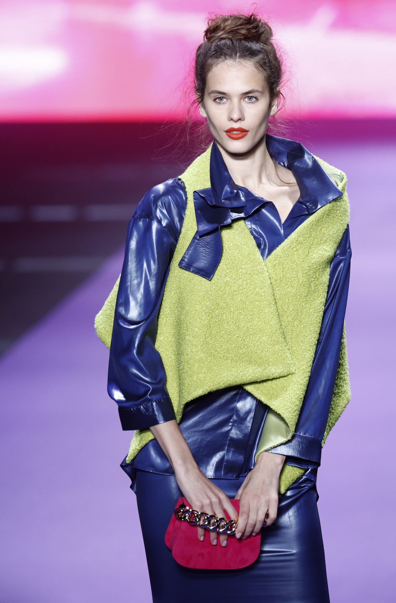 Justo hace un año por estas fechas, Ulises Mérida vivía la semana más especial de su vida profesional: con pocos días de diferencia, se alzaba con el premio L’Oréal a la mejor colección en MBBFWMadrid y a los pocos días se anunciaba que era el ganador del concurso convocado para diseñar la nueva uniformidad de Renfe.