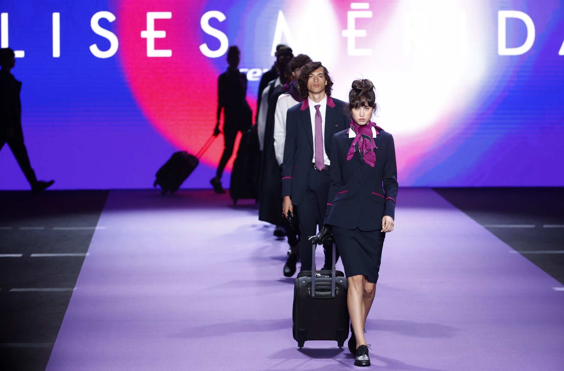 Carrusel de azafatos para presentar los uniformes. 