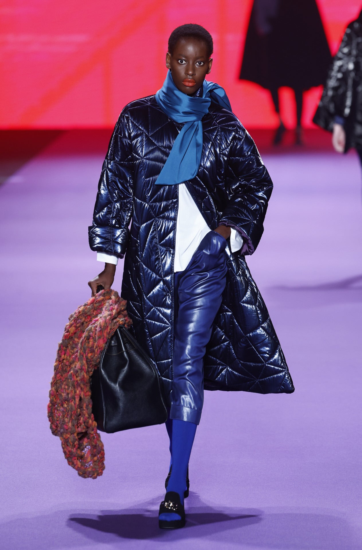 Los pañuelos al cuello y las lazadas han sido el accesorio por excelencia tanto para la colección de moda como para la de los trabajadores de la compañía de trenes. 