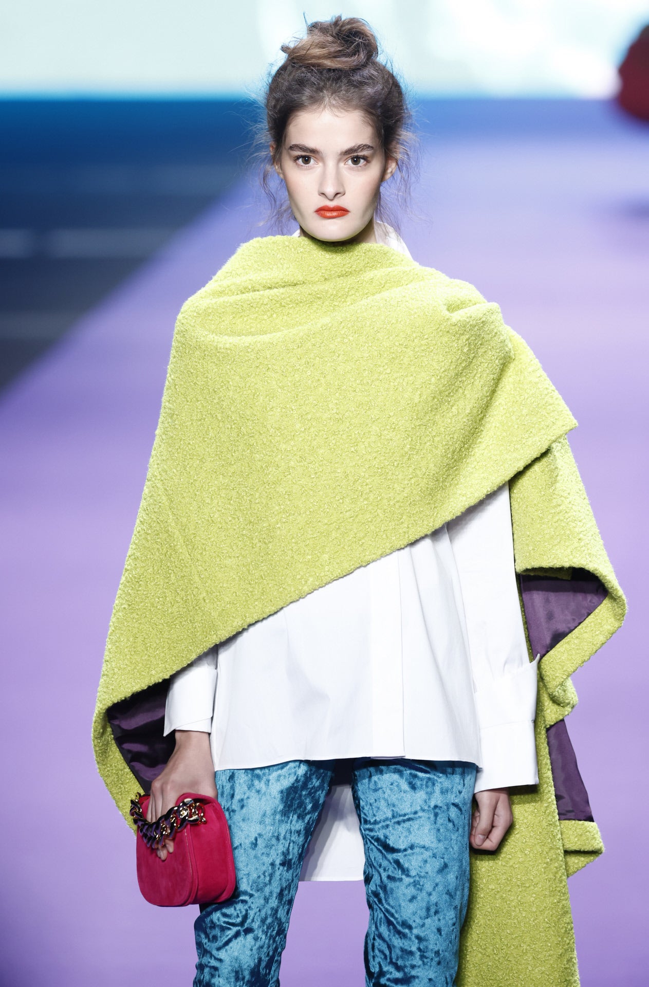 Todo ha transcurrido en un andén de tren donde los viajeros se mezclan, los unos con los colores corporativos, los otros en tonalidades fuertes como los naranjas y verdes secos y turquesas que se mezclan con prendas oscuras en azul marino o negro.